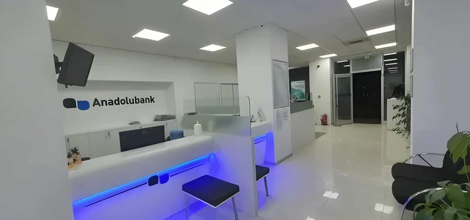 Anadolubank logolu duvar ve gişe bankosu