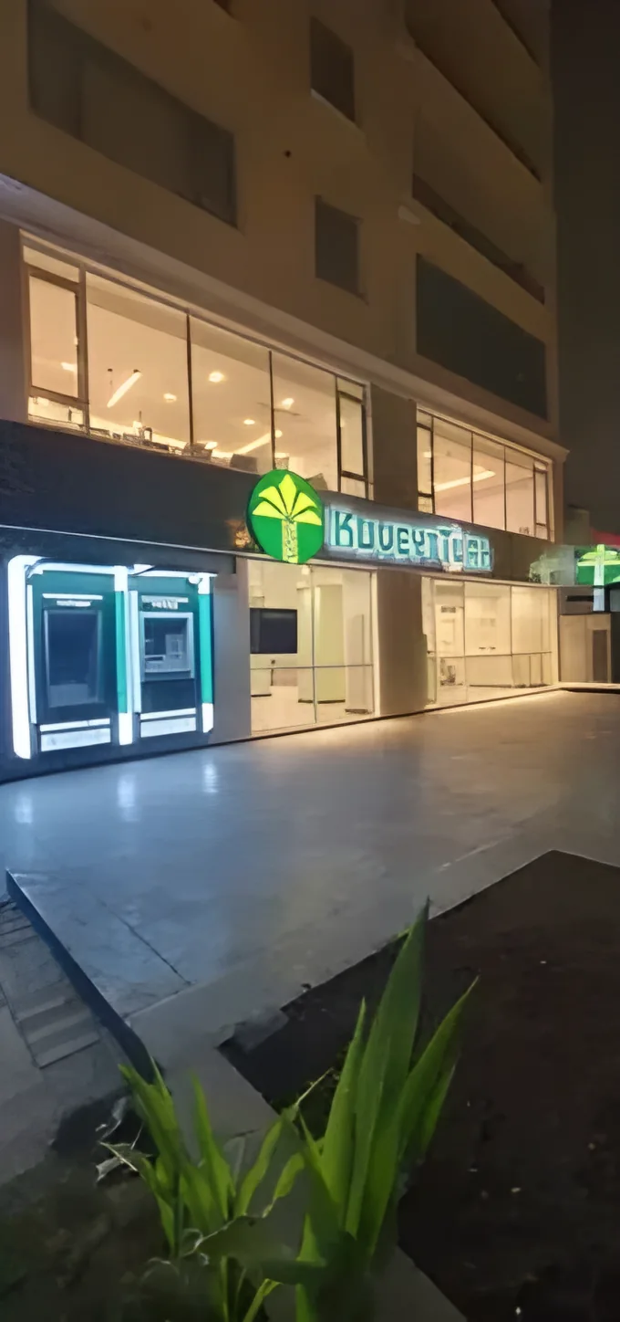ATM’leri ve ışıklı tabelasıyla şube girişi