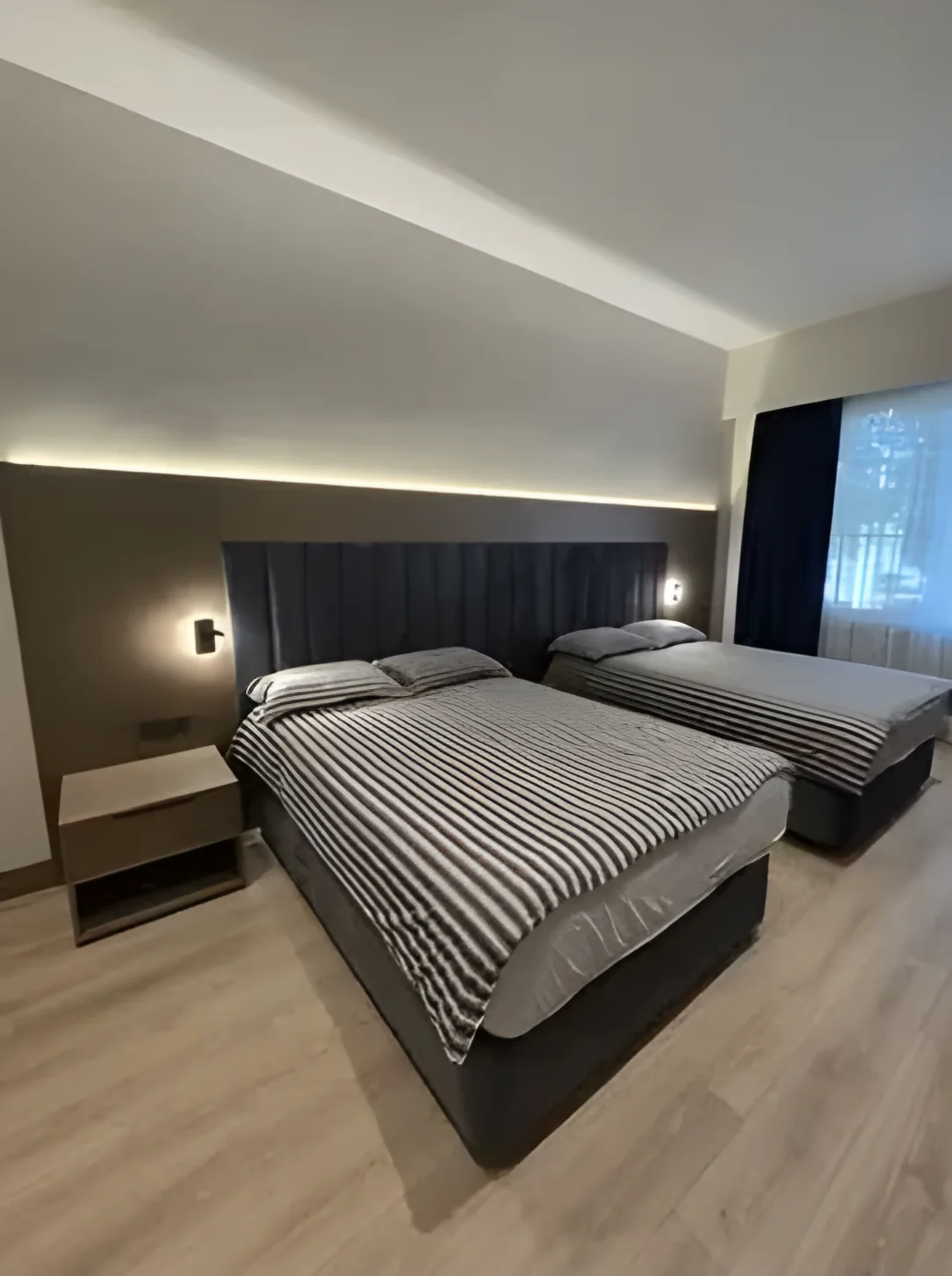 Lacivert yatak başlıklı konaklama odası