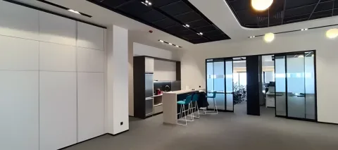 Bar tezgâhlı mutfak ve cam bölmeli ofisler
