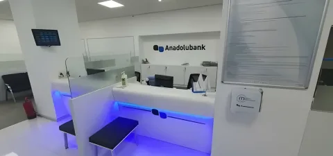 Mavi ışıklı gişe bankosu