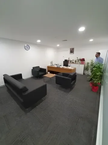 Deri oturma grubu bulunan yönetici odası