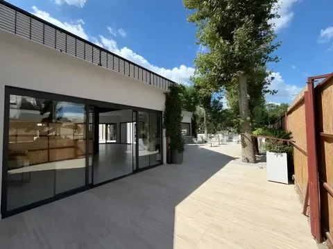 Sürme cam doğramalı kafe cephesi ve ahşap çit