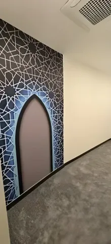 Geometrik desenli duvar paneli ve kemerli kapı