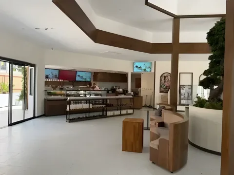 Ahşap kirişli tavan altında servis tezgâhı ve iç salon