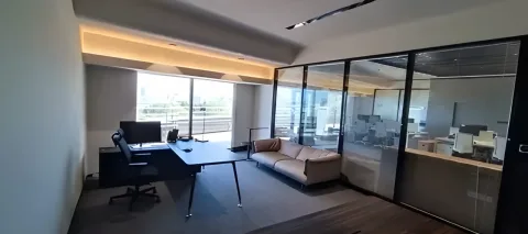 Cam bölmeli yönetici odası ve oturma grubu