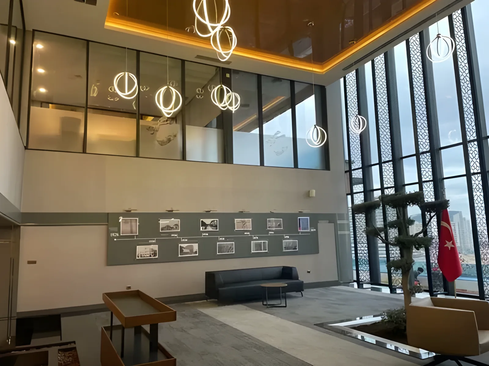 Emlak Katılım Bankası genel müdürlüğünde çift katlı giriş holü, Ankara
