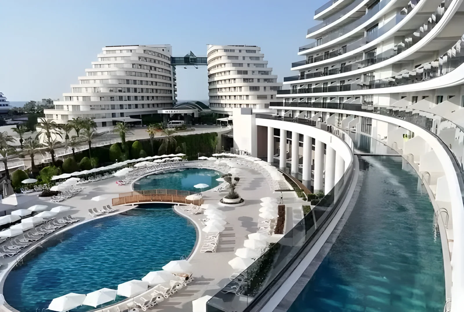 Miracle Resort Hotel’in kavisli konaklama blokları ve havuz alanı, Antalya